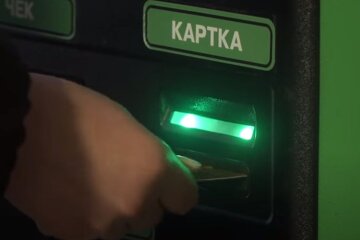 Банківська картка. Фото: скріншот YouTube-відео