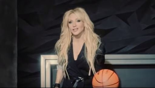 Певица. Фото: скриншот YouTube.