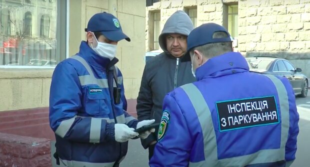 Заставят платить: Кернес отправил на улицы Харькова новых парковщиков