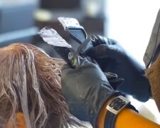 Фарбування волосся. Фото: YouTube
