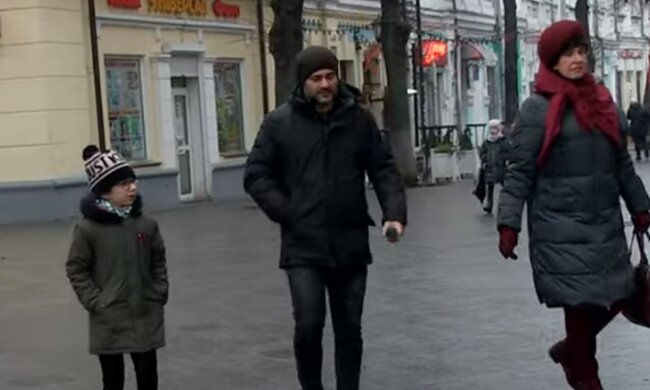 Люди. Фото: скріншот YouTube-відео