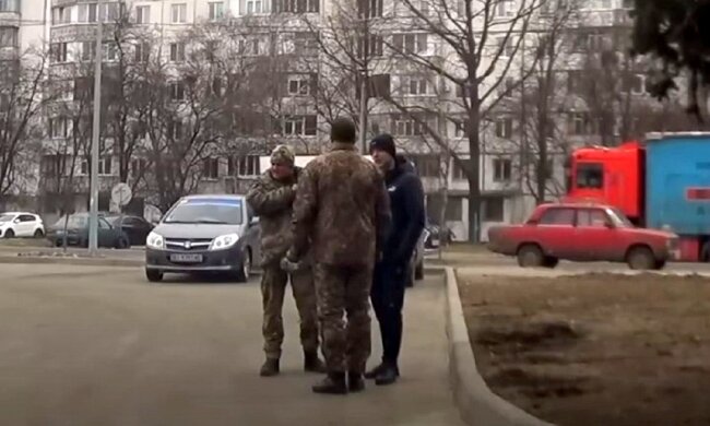 Видача повісток на вулиці. Фото: скриншот youtube-відео