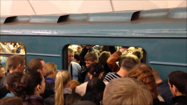 ЧП в Киевском метро: началась давка и паника. Подробности