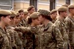 Женщина в армии. Фото: YouTube, скрин