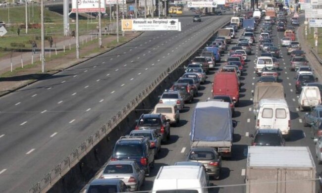 Водители не проедут уже сегодня: в Киеве коммунальщики латают дороги днем и ночью, как объехать