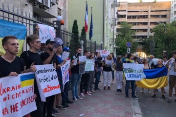 Киевляне пришли под посольства стран, которые поддержали возвращение РФ в ПАСЕ. Число протестующих растет. Фото