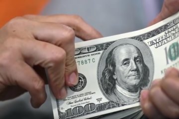 Стоит ли покупать доллар, фото: скриншот с YouTube