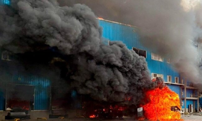 Пожежа на складі логістичної компанії в Дніпрі після удару рф, горять автівки