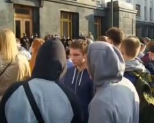 Акция в Киеве под зданием ОП. Фото: скриншот YouTube-видео