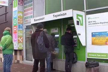 Банкомат ПриватБанку. Фото: скріншот YouTube-відео
