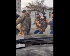 Скрутили і закинули у бус, як тварину: з'явилося відео жорсткої роботи ТЦК у Харкові