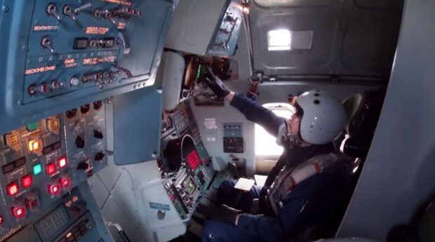 Российский летчик запускает ракету с Ту-160. Фото: скриншот YouTube-видео