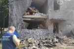 Последствия авиаудара по Славянску, поврежденные здания