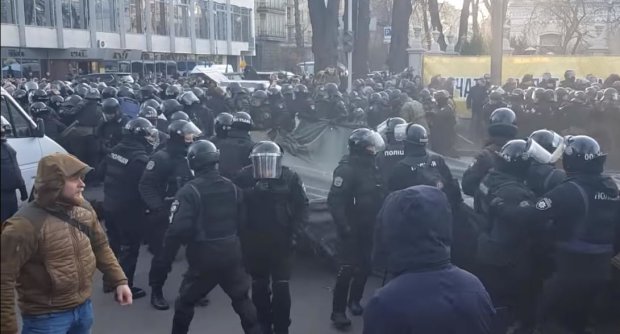 Майдан начнется сегодня: Раду уже взяли в осаду - полиция еле сдерживает людей. Фото