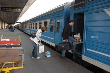 Пассажиры поезда Киев-Николаев вынуждены мокнуть под дождем прямо в вагоне