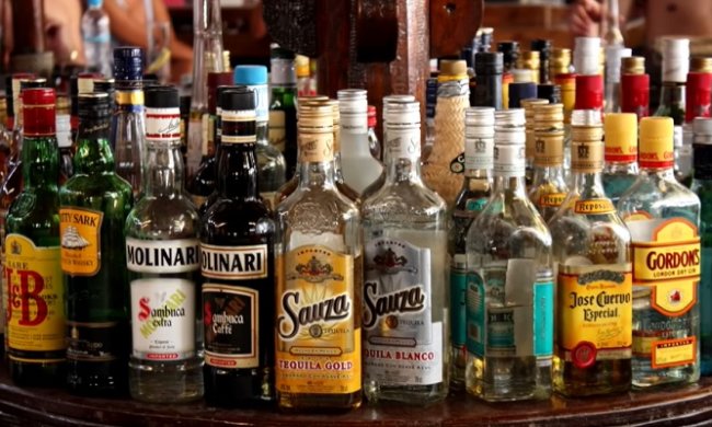 Крепкий алкоголь можно использовать в качестве антисептика. Фото: скриншот YouTube