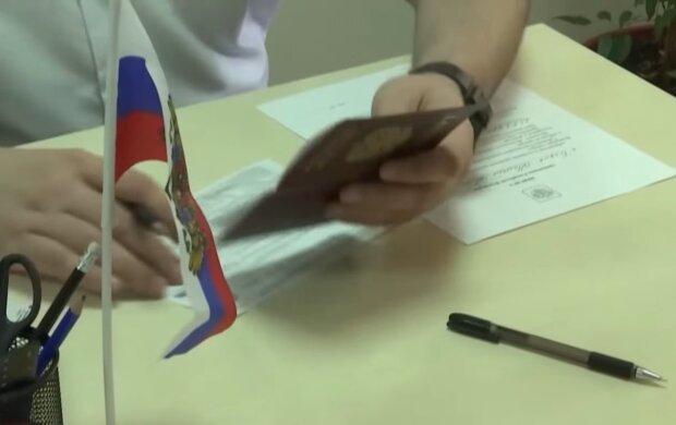 Паспорт Росії. Фото: скріншот YouTube