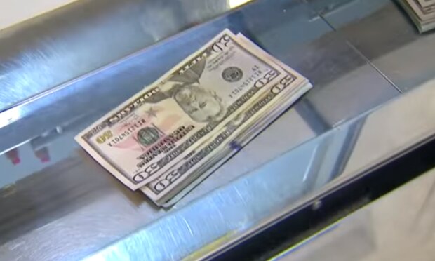 Доллары. Фото: скриншот YouTube-видео