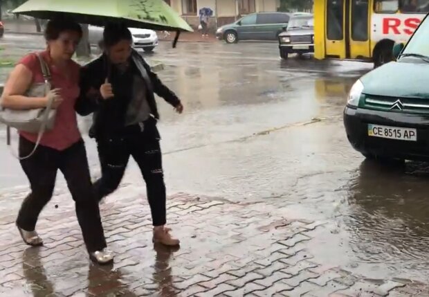 Дождь в городе. Фото: скриншот YouTube-видео