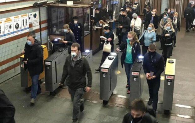 В киевское метро попасть невозможно, у станций - километровые очереди: подробности