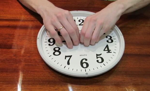 Часы. Фото: скриншот Youtube-видео