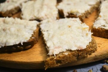 Рецепт вкусной казацкой намазки на хлеб из сала и чеснока. Фото: YouTube