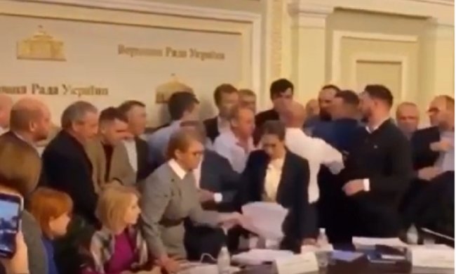 Потасовка в Раде. Фото: принскрин видео