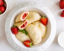 Вареники с клубникой на пару