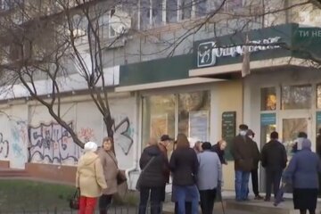 Пенсионеры в Ощадбанке. Фото: скриншот YouTube