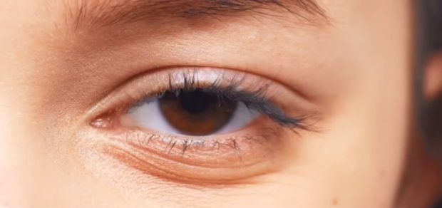 Ученые нашли связь между цветом глаз и здоровьем человека. Фото: скриншот Youtube