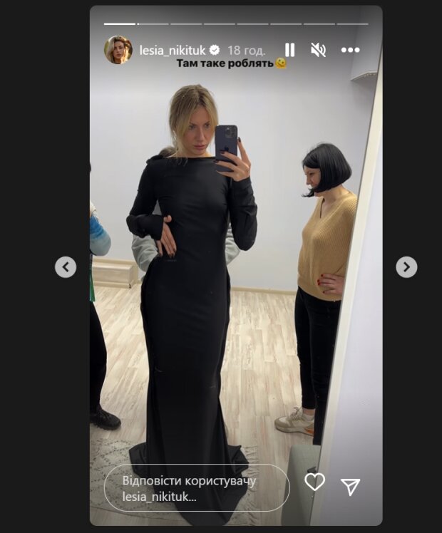 Леся Никитюк показала ранее неизвестное "тату" на копчике и повторила тренд Instagram с прозрачным платьем