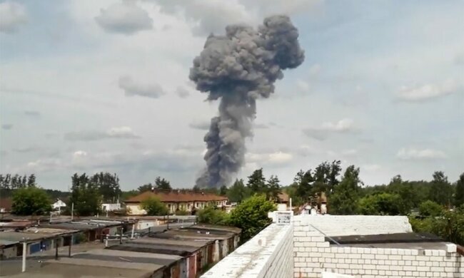 Бабахнуло так, что видно с самолета: в РФ на оборонном предприятии прогремел мощный взрыв. Видео
