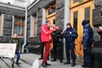 Активисты под стенами Офиса президента устроили "кровавый" перформанс. Фото: скрин YouTube