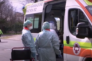 Медики в Италии. Фото: скриншот YouTube