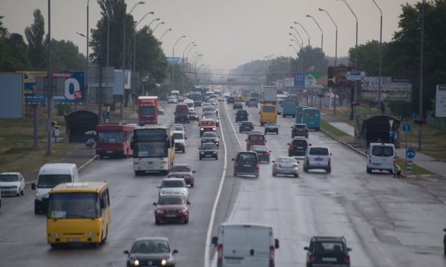 Юлий Цезарь позавидовал бы: киевский маршрутчик "рубился" на телефоне прямо во время езды – пассажиры обомлели (видео)