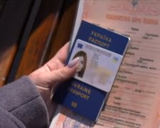 Документы гражданина Украины, фото: Скриншот YouTube