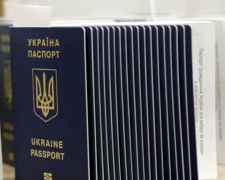 Украинцы начнут получать новые паспорта. Фото: YouTube