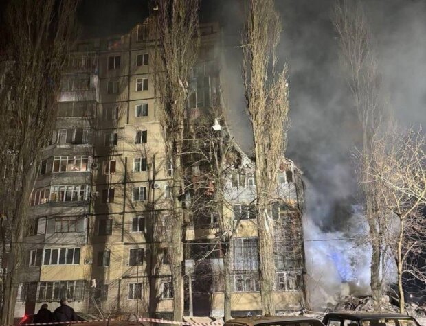 Страшна нічна атака по Одесі: окупанти вдарили дронами по багатоповерхівці, є загиблі – кадри наслідків