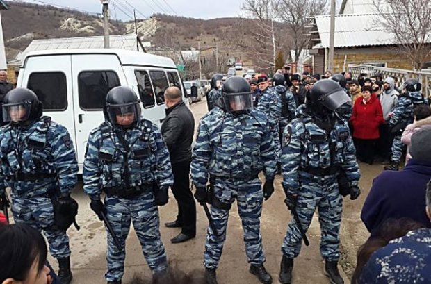 Крымчане терпят постоянные издевательства со стороны оккупантов