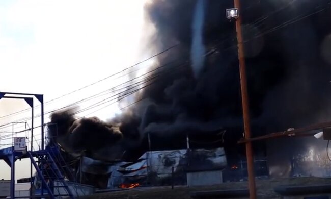 Пожежа на хімзаводі рф. Фото: скріншот YouTube-відео