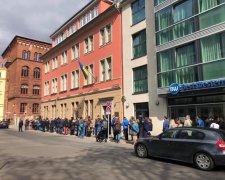 Километровые очереди. Как голосуют украинцы в Берлине, Праге, Таллинне, Дюссельдорфе и Мюнхене