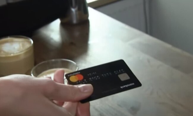 Банківська карта. Фото: YouTube, скрін