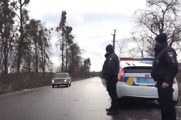 Патрульна поліція на дорозі. Фото: скріншот YouTube-відео