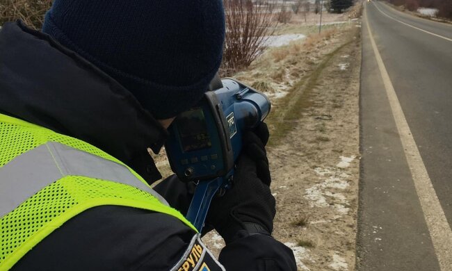 На дороги во всех областях выходят полицейские с TruCAM. Фото: Telegram