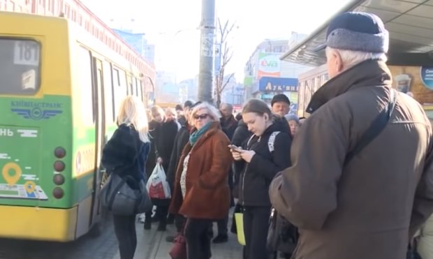 В Киеве пассажир маршрутки оскорбил украинцев, фото: скриншот с YouTube