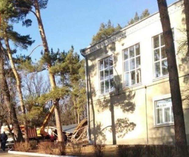 В Киеве на территории школы взорвалось здание, фото Facebook Киев Оперативный