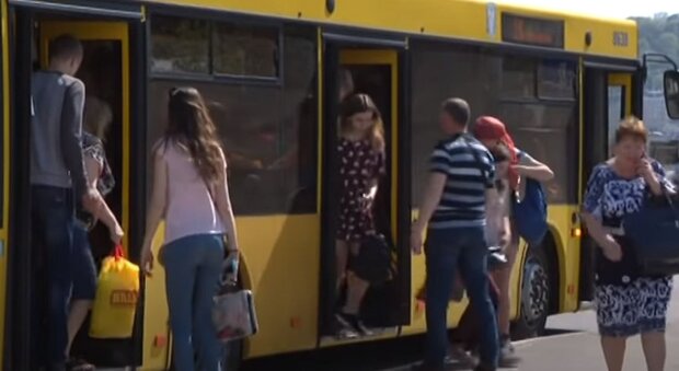 Пассажиры автобуса. Фото: скриншот YouTube-видео