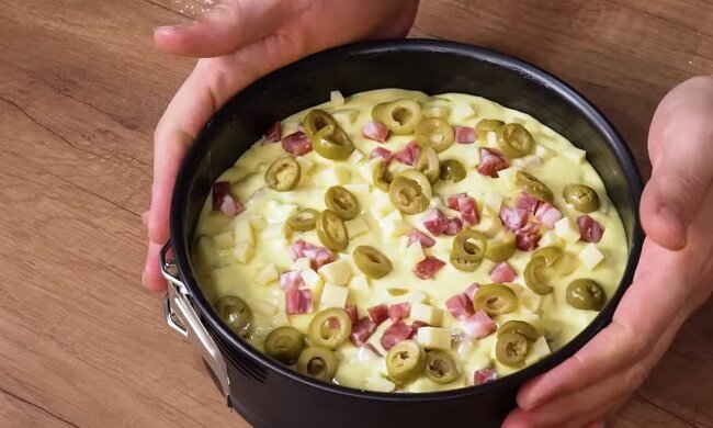 Такую вкуснятину готовят итальянцы: рецепт торта с салями, твердым сыром и оливками