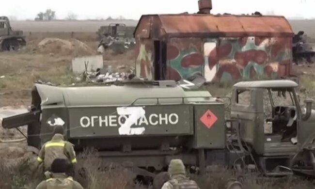 Разбитая техника рф в Чернобаевке. Фото: скриншот YouTube-видео