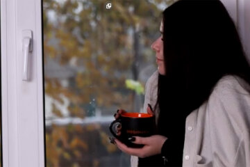 Девушка замерзла. Фото: youtube.com